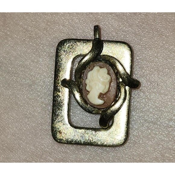 Vintage Yellow Shell Cameo Pendant – Victorian Style Gold-Tone Setting - Picture 5 of 9